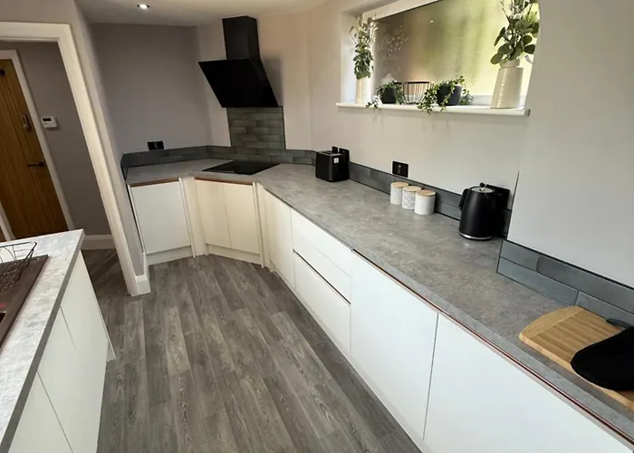 Modern 2 Bedroom Private Detached Cottage