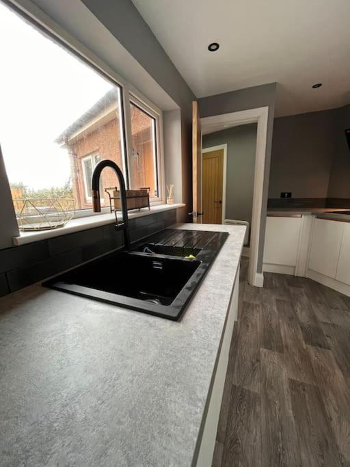 Modern 2 Bedroom Private Detached Cottage Holiday home