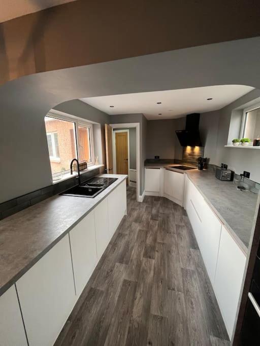 Modern 2 Bedroom Private Detached Cottage *