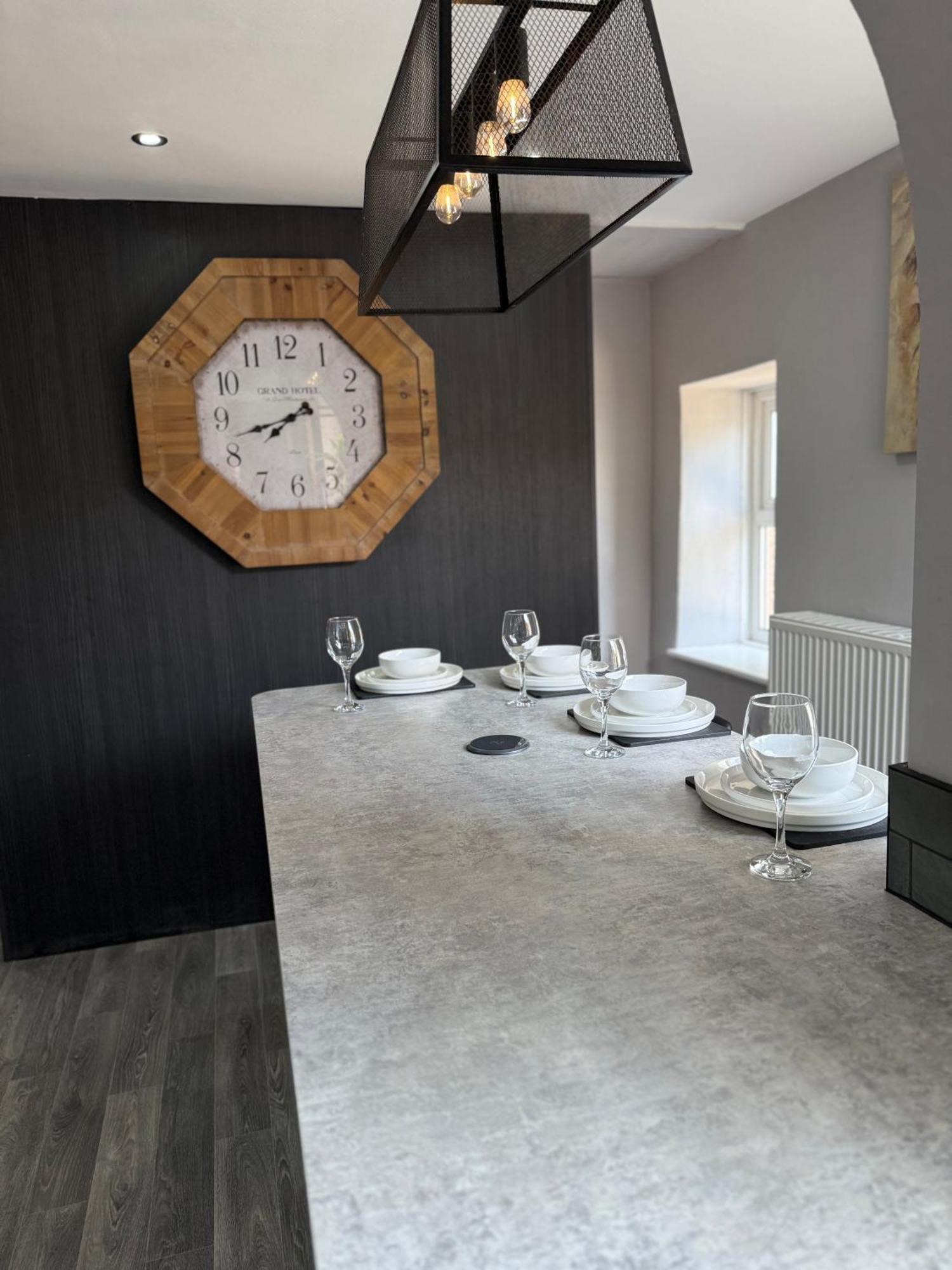Modern 2 Bedroom Private Detached Cottage *