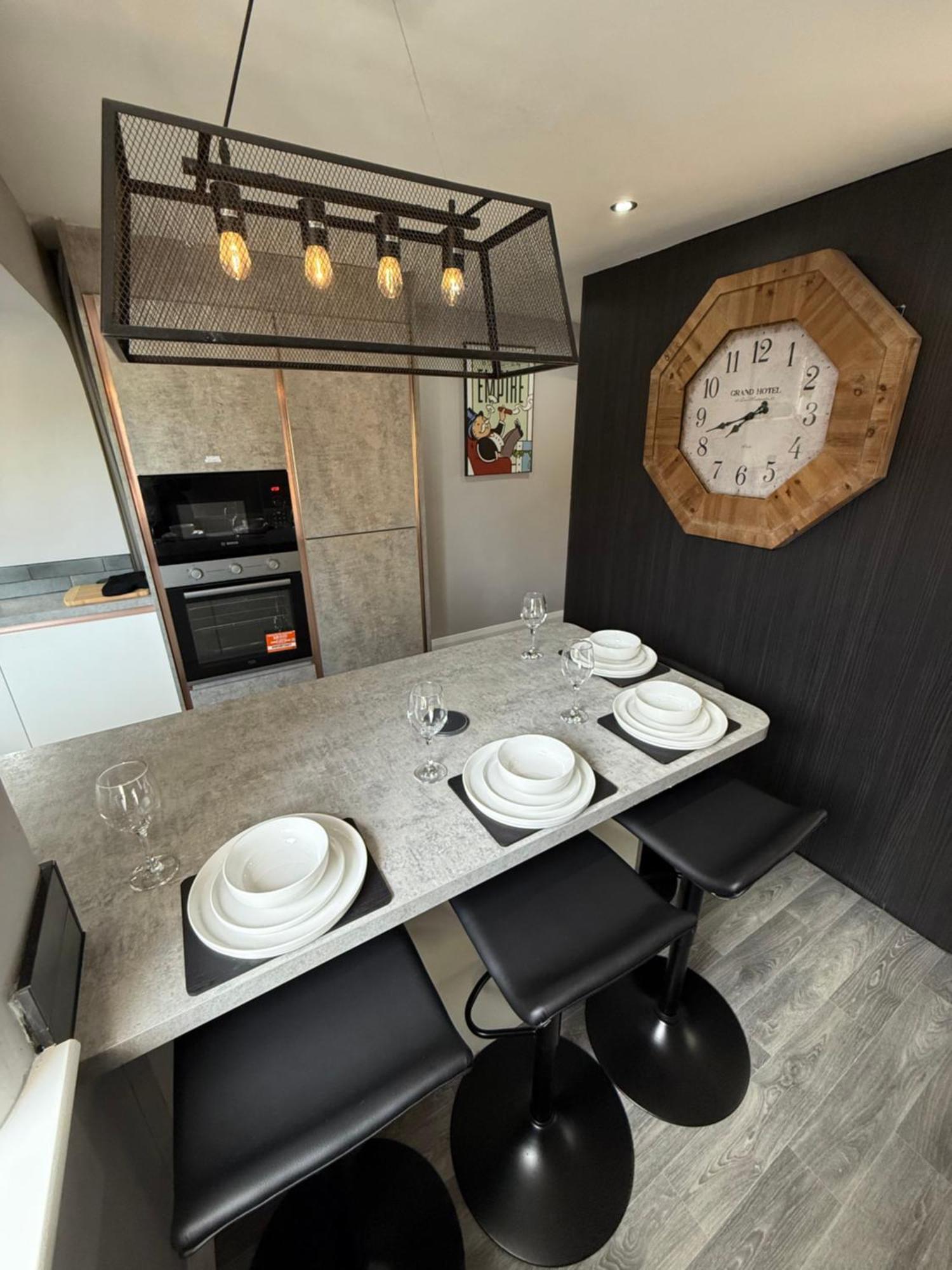 Modern 2 Bedroom Private Detached Cottage *