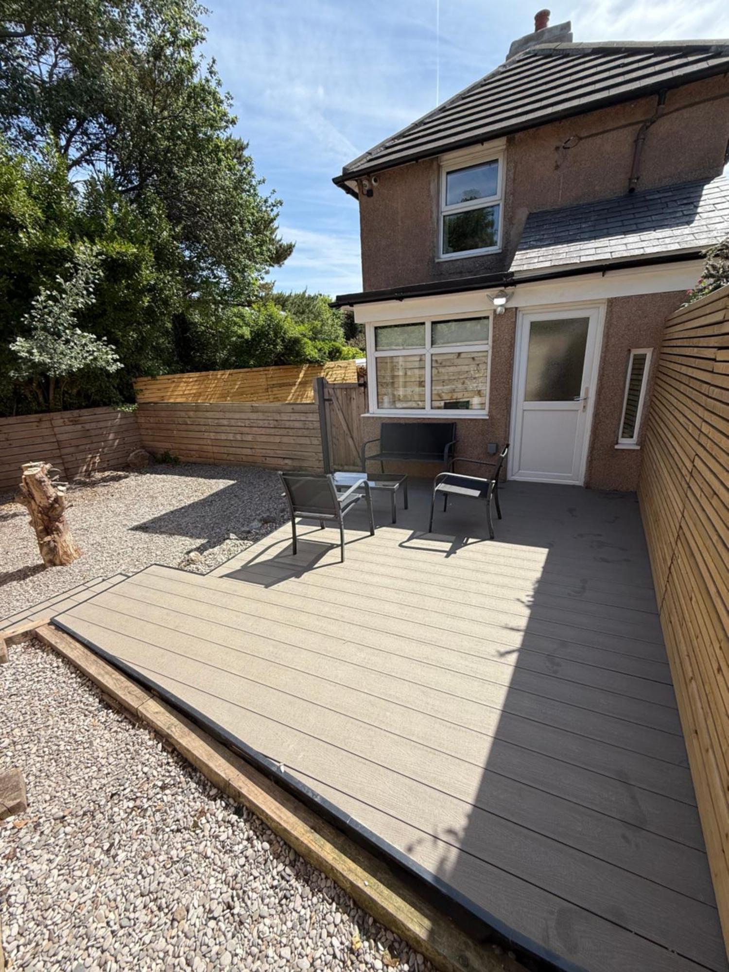 Modern 2 Bedroom Private Detached Cottage *